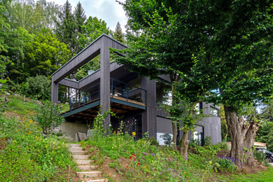 Mittelgroßes, Zweistöckiges Modernes Haus mit grauer Fassadenfarbe und Flachdach in München