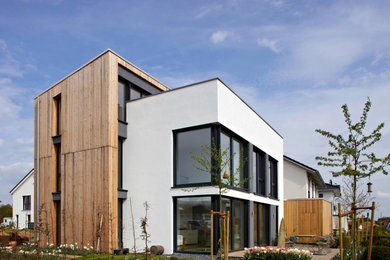 Mittelgroße, Dreistöckige Moderne Holzfassade Haus mit weißer Fassadenfarbe und Flachdach in Hannover