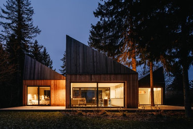 Mittelgroßes, Zweistöckiges Skandinavisches Haus mit brauner Fassadenfarbe und Pultdach in Sonstige