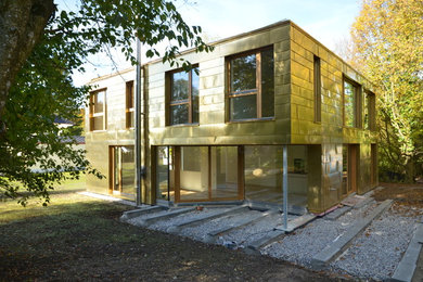 Foto de fachada de casa moderna de tamaño medio con tejado de un solo tendido
