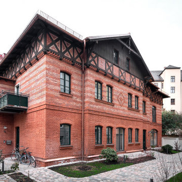 Backsteinfassade und Innenhof