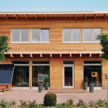 Bau von verschiedenen Holzhäusern mit Holzfassade