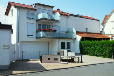 Mittelgroßes, Dreistöckiges Modernes Wohnung mit weißer Fassadenfarbe, Satteldach und Ziegeldach in Frankfurt am Main