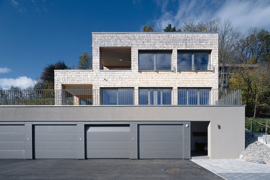 Geräumige, Dreistöckige Moderne Holzfassade Haus mit brauner Fassadenfarbe und Flachdach in Sonstige