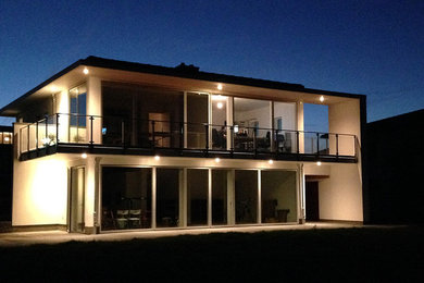 Свежая идея для дизайна: белый дом среднего размера в современном стиле - отличное фото интерьера