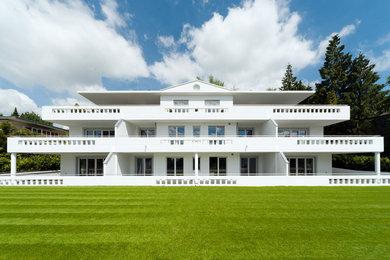 Geräumiges, Dreistöckiges Eklektisches Haus mit weißer Fassadenfarbe und Satteldach in Köln