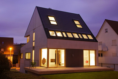 Mittelgroßes, Dreistöckiges Modernes Haus mit grauer Fassadenfarbe und Satteldach in Stuttgart