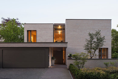 Mittelgroßes, Zweistöckiges Modernes Haus mit beiger Fassadenfarbe und Flachdach in Essen