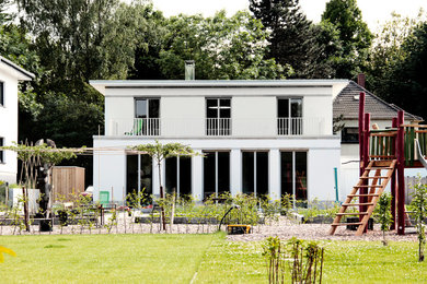 Mittelgroßes, Zweistöckiges Klassisches Haus mit weißer Fassadenfarbe und Flachdach in Dortmund