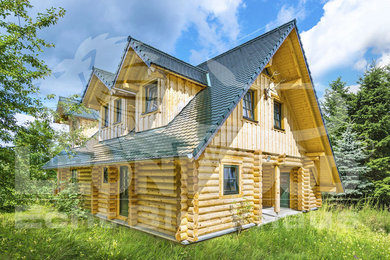 Mittelgroßes, Zweistöckiges Landhaus Haus mit Satteldach und Ziegeldach
