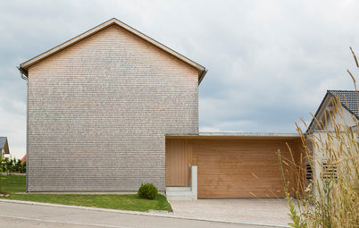 Architektur: Einfamilien-Holzhaus mit Schindeln im Allgäu