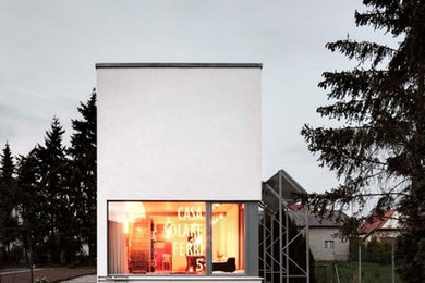 Kleines, Zweistöckiges Modernes Einfamilienhaus mit Putzfassade, grauer Fassadenfarbe, Flachdach und Misch-Dachdeckung in Sonstige