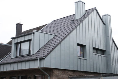 Mittelgroßes Haus mit Mix-Fassade, Satteldach und Ziegeldach in Sonstige
