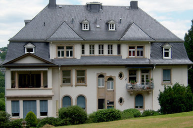 Geräumiges, Dreistöckiges Klassisches Haus mit Putzfassade, weißer Fassadenfarbe und Mansardendach in Frankfurt am Main