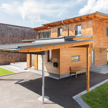 Designfenster und Designtüren inkl. Sonnenschutz für ein Familien-Holzhaus