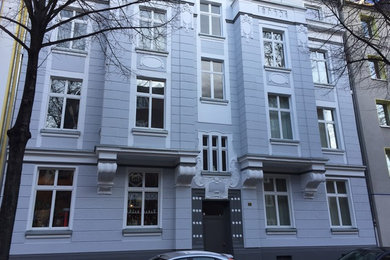 Mittelgroßes, Dreistöckiges Klassisches Reihenhaus mit Putzfassade in Düsseldorf