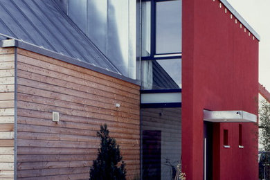 Geräumige, Zweistöckige Moderne Doppelhaushälfte mit Mix-Fassade, bunter Fassadenfarbe, Satteldach und Blechdach in Nürnberg
