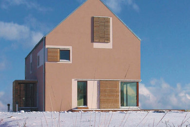 Mittelgroßes, Dreistöckiges Modernes Haus mit Putzfassade, beiger Fassadenfarbe und Satteldach in Nürnberg
