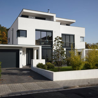 Dreistöckiges, Weißes Modernes Einfamilienhaus mit Flachdach in Frankfurt am Main