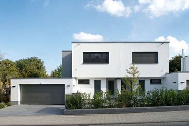 This is an example of a contemporary house exterior in Frankfurt.