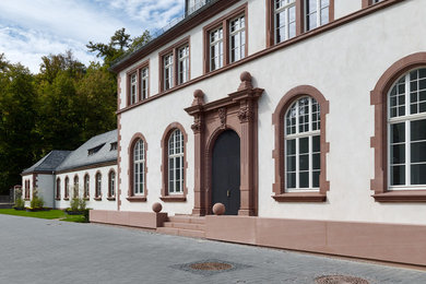 Geräumiges, Dreistöckiges Modernes Haus mit Putzfassade und weißer Fassadenfarbe in Frankfurt am Main
