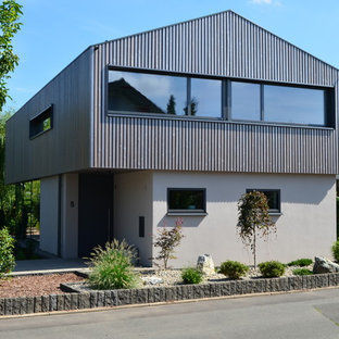 Zweistöckiges, Graues, Mittelgroßes Modernes Haus mit Satteldach und Holzfassade in Frankfurt am Main