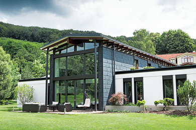 Mittelgroßes, Zweistöckiges Modernes Haus mit Metallfassade und schwarzer Fassadenfarbe in Sonstige
