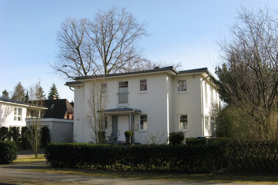 Großes, Zweistöckiges Klassisches Einfamilienhaus mit Putzfassade, weißer Fassadenfarbe, Walmdach und Ziegeldach in Hamburg