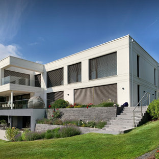 Dreistöckiges, Weißes Modernes Einfamilienhaus mit Putzfassade und Flachdach in Frankfurt am Main