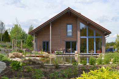 Große, Zweistöckige Country Holzfassade Haus mit Satteldach und Ziegeldach in Sonstige
