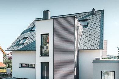 Zweistöckiges Klassisches Einfamilienhaus mit Satteldach und Blechdach in Sonstige