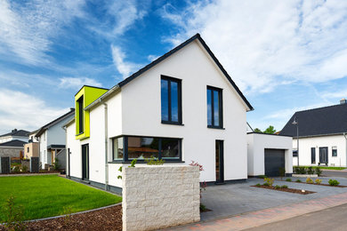 Mittelgroßes, Zweistöckiges Modernes Einfamilienhaus mit Putzfassade, weißer Fassadenfarbe, Satteldach und Ziegeldach in Sonstige