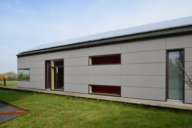 Kleines, Einstöckiges Modernes Haus mit Faserzement-Fassade, grauer Fassadenfarbe und Satteldach in Nürnberg