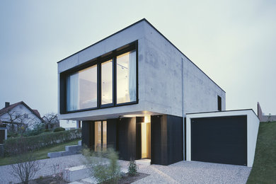 Zweistöckiges Modernes Haus mit Betonfassade, grauer Fassadenfarbe und Flachdach in München