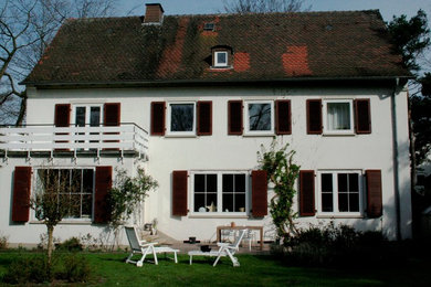 Großes, Dreistöckiges Country Einfamilienhaus mit Putzfassade, weißer Fassadenfarbe, Satteldach und Ziegeldach in Dortmund