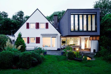 Ejemplo de fachada gris contemporánea de dos plantas con tejado plano