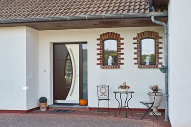 Klassisches Einfamilienhaus mit beiger Fassadenfarbe, Satteldach und Ziegeldach in Sonstige