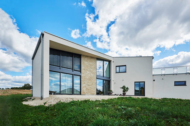 Zweistöckiges Modernes Einfamilienhaus mit weißer Fassadenfarbe und Flachdach in Stuttgart