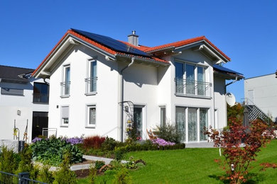 Großes, Zweistöckiges Klassisches Einfamilienhaus mit Putzfassade, weißer Fassadenfarbe, Satteldach und Ziegeldach in Sonstige