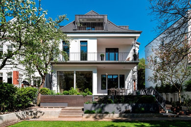 Klassisches Haus mit Putzfassade, weißer Fassadenfarbe und Walmdach in Hamburg