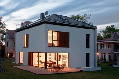 This is an example of a contemporary house exterior in Leipzig.