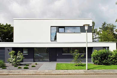 Großes, Zweistöckiges Modernes Haus mit Putzfassade, weißer Fassadenfarbe und Flachdach in Hamburg