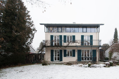 Mittelgroßes Modernes Haus mit Glasfassade, Satteldach und Ziegeldach in München