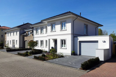 Geräumiges, Zweistöckiges Klassisches Reihenhaus mit Putzfassade, weißer Fassadenfarbe, Satteldach und Ziegeldach in Bonn