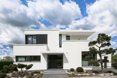 Zweistöckiges, Großes Modernes Haus mit weißer Fassadenfarbe und Flachdach in Düsseldorf