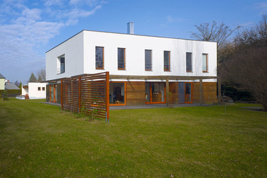 Zweistöckiges, Mittelgroßes Modernes Haus mit Mix-Fassade und Flachdach in Dresden