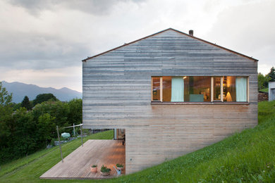 Mittelgroßes, Zweistöckiges Modernes Haus mit brauner Fassadenfarbe und Satteldach in Sonstige
