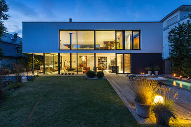 Zweistöckiges Modernes Haus mit weißer Fassadenfarbe und Flachdach in Sonstige
