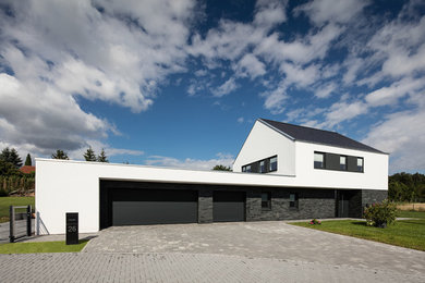 Mittelgroßes, Zweistöckiges Modernes Einfamilienhaus mit Putzfassade, bunter Fassadenfarbe, Satteldach und Schindeldach in Hannover
