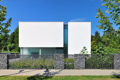 Zweistöckiges, Mittelgroßes Modernes Haus mit Flachdach und weißer Fassadenfarbe in Leipzig